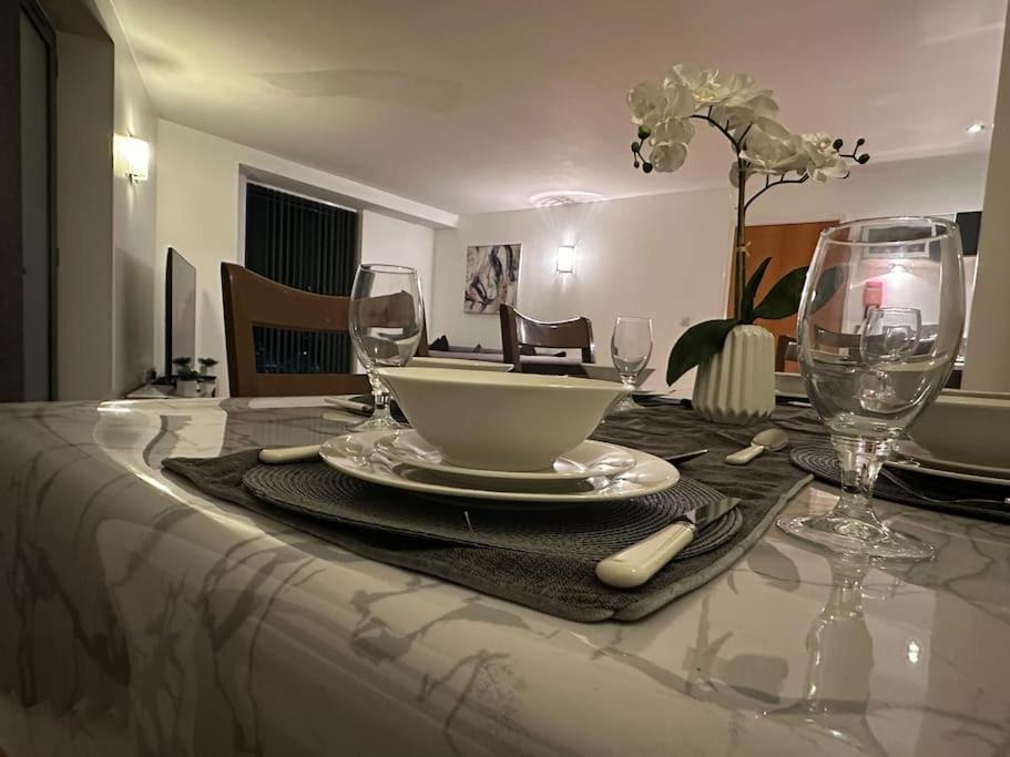Modern 2-bedroom In Centre With Balcony, 2 Bathrooms & 4k Smart Tv - Sleeps 6 *